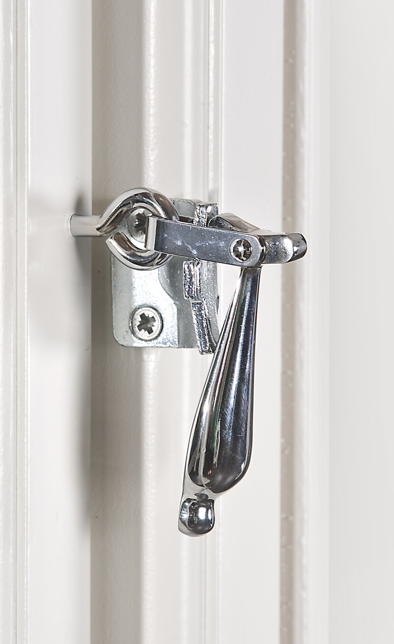 Drapehaspe og konsoll i blank krom BYV 00481 Foto Marit Kvale e1764854550973