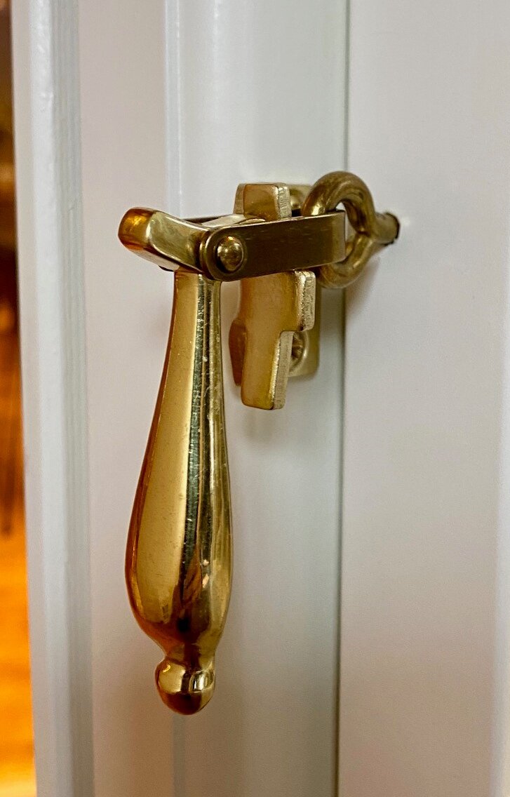 Messing drape med ny konsoll e1764854440473