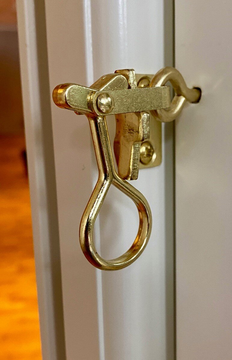 Ny haspe og konsoll likner messing e1764854346353