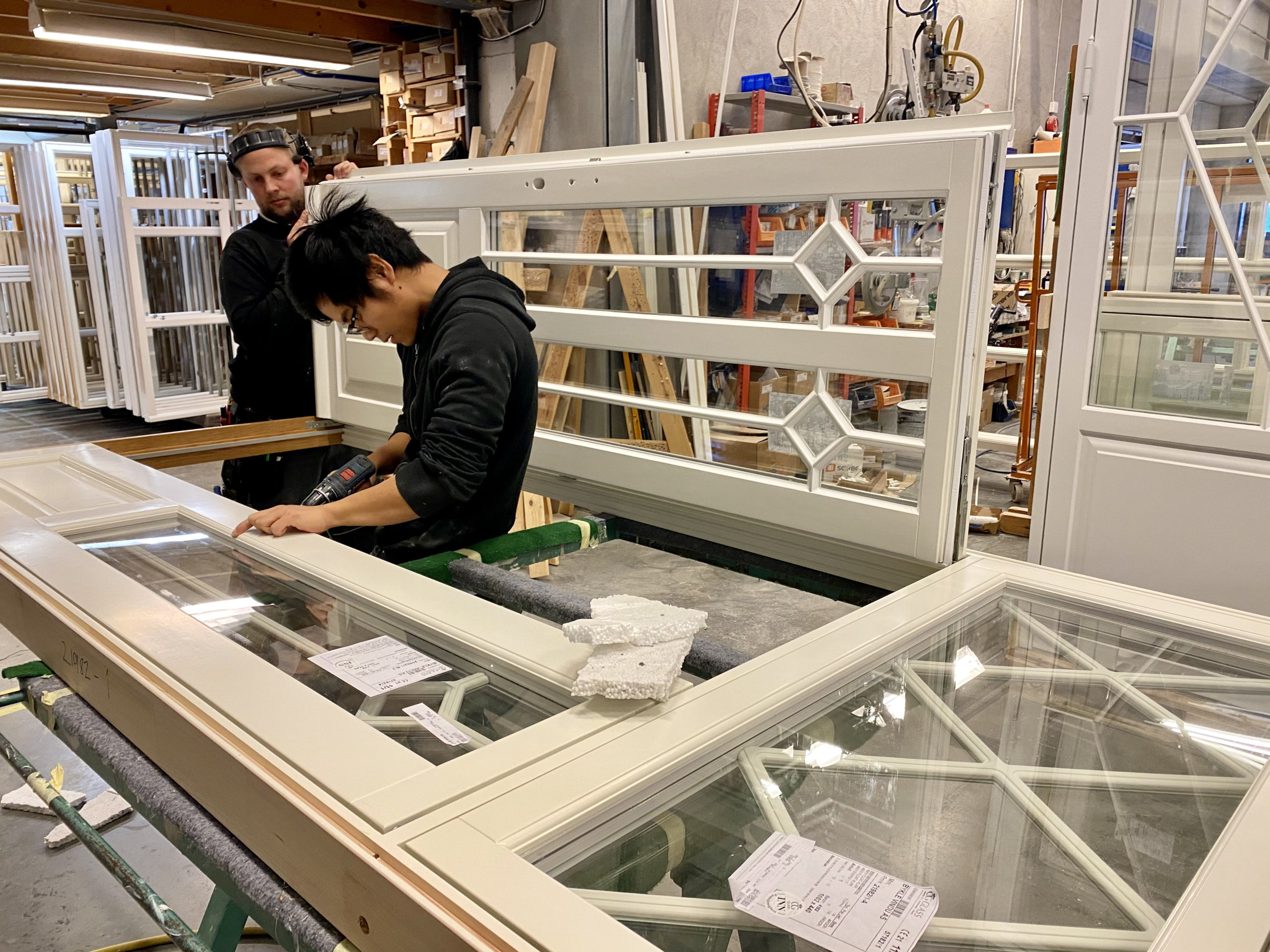 Ferdigstilling av 2 floyet ytterdor BYV 00648 Foto Ingvild Hovden scaled