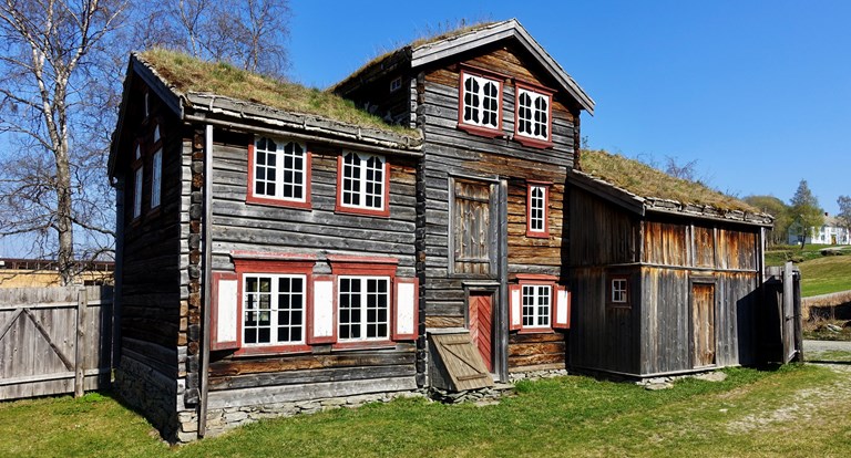 sverresborg troendelag folkemuseum trondheim norway 2019 04 26 aspaasgaarden roeros 1700 tallet 18th century gjenreist 1917 05883