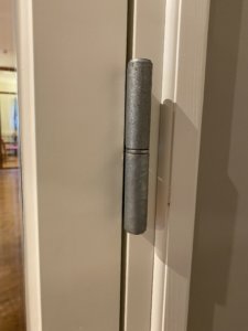 Standard galvanisert hengsle dor Foto Ingvild Hovden-225x300