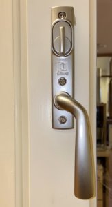 Standard vrider til utadslaende balkongdor med knappvrider innvendig og blendeskilt utvendig BYV 00889 Foto Ingvild Hovden-163x300