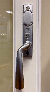 Standard vrider til utadslaende balkongdor med knappvrider innvendig og blendeskilt utvendig BYV 00890 Foto Ingvild Hovden-163x300